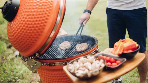 image d’un barbecue Kamado et Coca-Cola