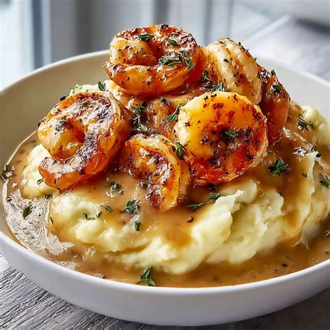 Assiette dressée avec purée et crevettes