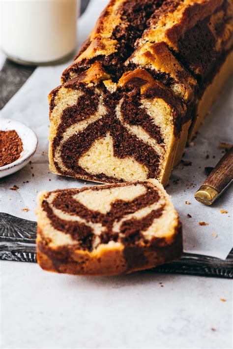 Enfants préparant un gâteau marbré