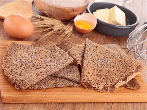 Cuisson de crêpes au sarrasin dans une poêle traditionnelle