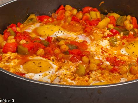 Assiette de chakchouka aux pois chiches et œufs