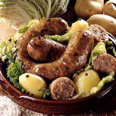 Plat de saucisse de Morteau avec pommes de terre et légumes