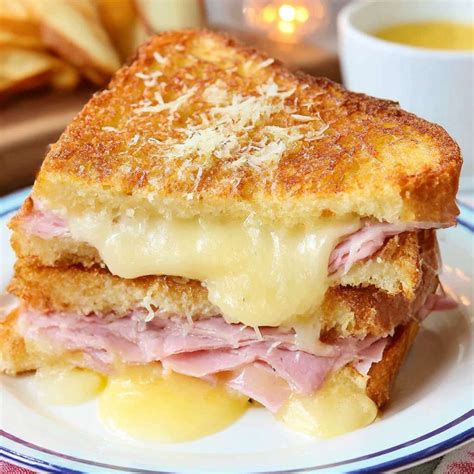 Un croque-monsieur doré et croustillant