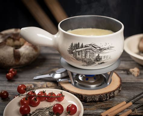 Bougie chauffe-plat allumée sous un caquelon à fondue