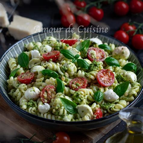 Variété de tomates coupées en deux dans une salade de pâtes au pesto