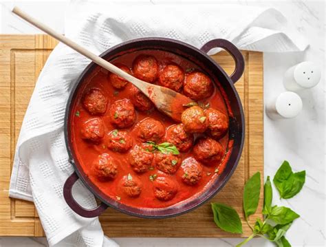 Boulettes de viande enrobées de farine dans une cuve de Cookeo