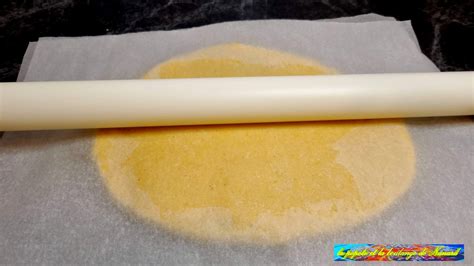 Pâte sucrée étalée entre deux feuilles de papier sulfurisé