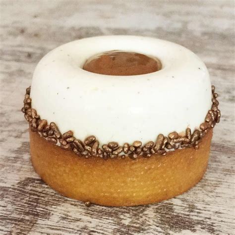 Tartelettes vanille praliné décorées de copeaux de chocolat blanc