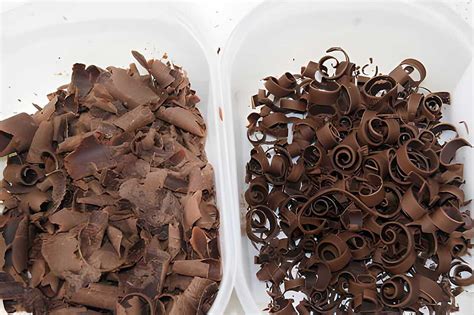 Utilisation d'un économe pour faire des copeaux de chocolat