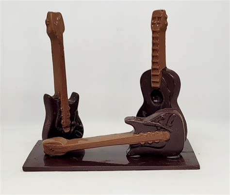 Dessins en chocolat tempéré sur feuille guitare