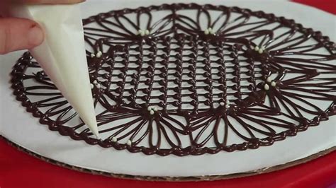 Assortiment de décorations en chocolat pour entremets