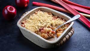 Rhubarbe et pommes coupées en morceaux dans un plat à gratin