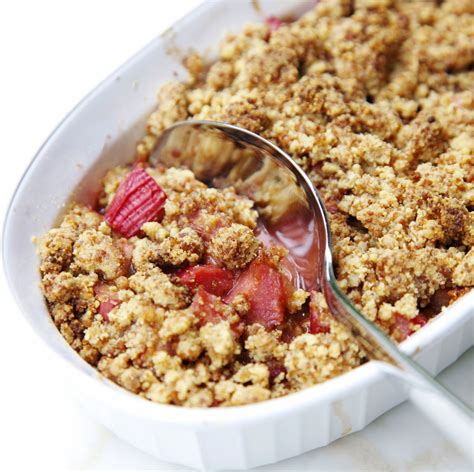 Ingrédients disposés pour un crumble pomme rhubarbe