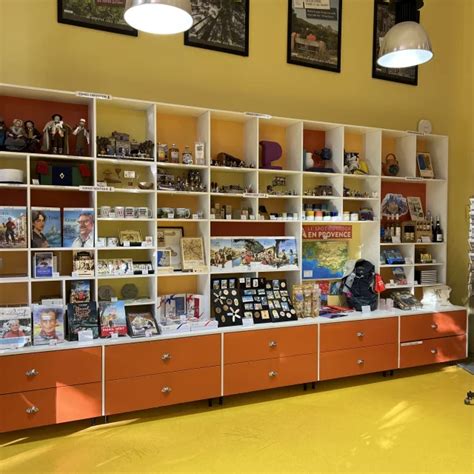 Intérieur d'une boutique proposant des produits régionaux, avec des étagères remplies de spécialités