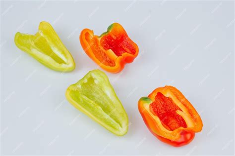 Poivrons multicolores coupés en deux