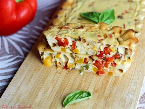 Clafoutis aux poivrons et chorizo dans un plat de service