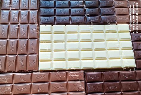 Chocolat au lait fondu mélangé à des miettes de Gavottes