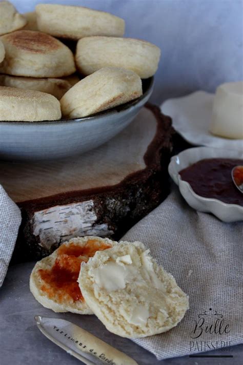 Muffins anglais coupés en deux avec garniture