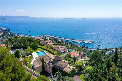 Architecture provençale typique avec vue sur mer