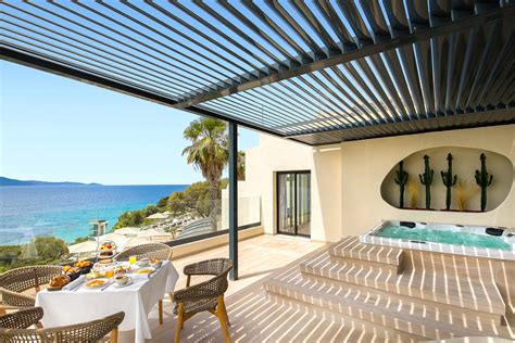 Chambre d'hôtel avec terrasse privée offrant une vue panoramique sur la mer