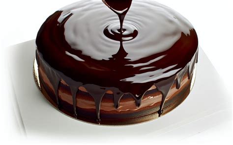 Processus de glaçage d'un gâteau au chocolat