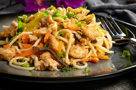 Plat de Pad Thaï au poulet et légumes