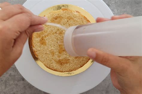 Pinceau appliquant du sirop sur un gâteau