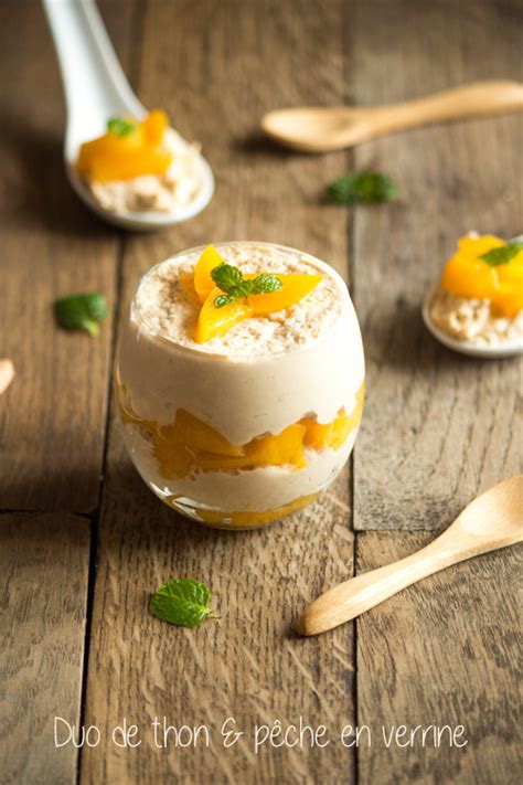 Verrine composée de couches de gâteau et de fruits