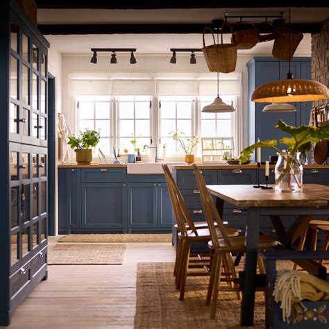 Cuisine IKEA moderne avec des façades bleues et des éléments en bois