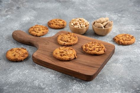 Une variété de biscuits faits maison sur une planche en bois