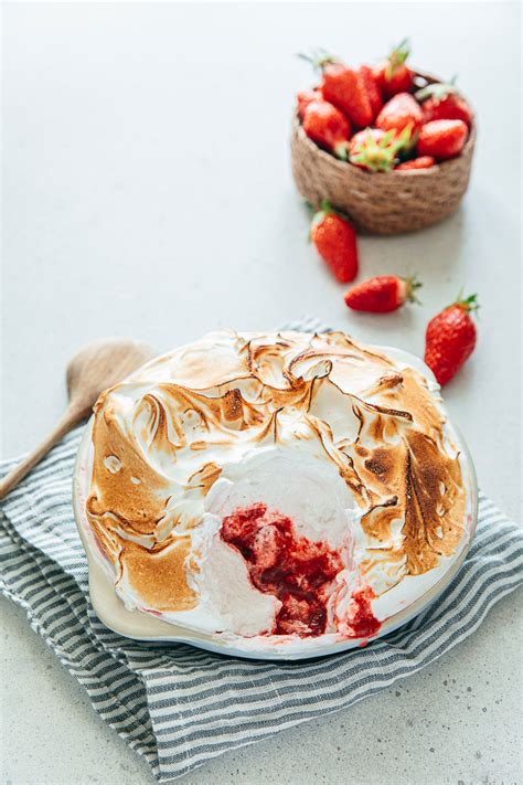 Gratin de fruits rouges garni de meringue italienne dorée au chalumeau