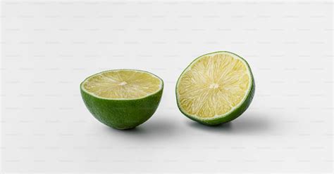 citrons jaunes et verts coupés en deux