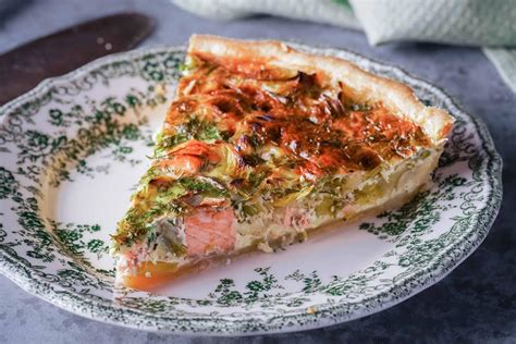 Quiche aux poireaux et saumon prête à être servie