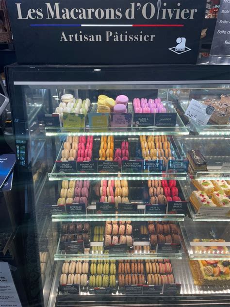 Vitrine colorée de macarons