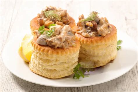 Pâte feuilletée dorée et garniture crémeuse dans des bouchées à la reine