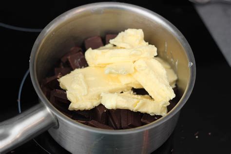 Chocolat fondu avec du beurre