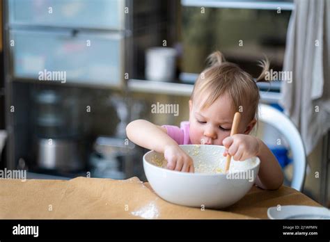 Des enfants aidant à préparer la pâte à biscuits