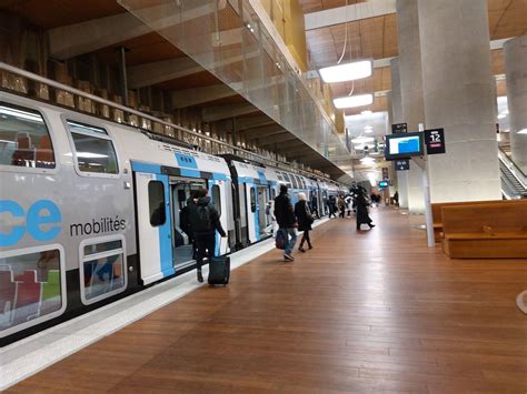 emplacement près de la gare RER