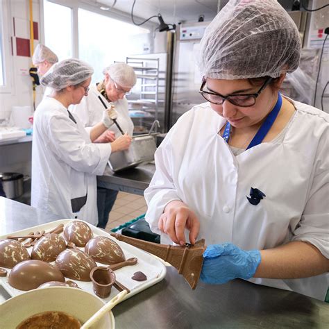 Personnes fabriquant du chocolat dans un atelier