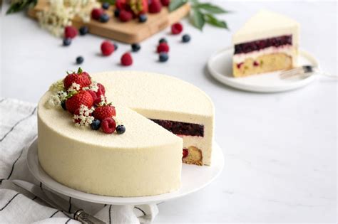 Dessert entremets aux fruits rouges et à la vanille