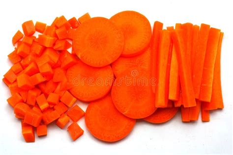 Carottes et oranges coupées en dés