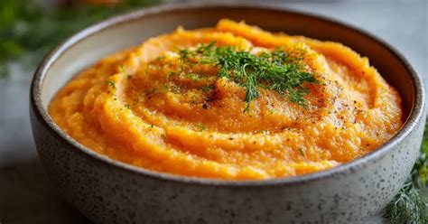 Mélange de purée de carottes, d'herbes ciselées et de zestes d'orange