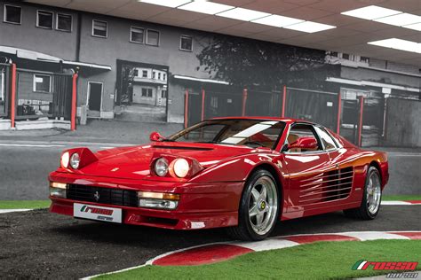 Ferrari Testarossa rouge avec ses portes ouvertes
