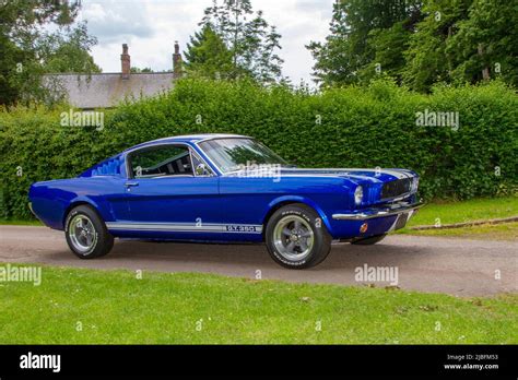 Ford Mustang GT rouge des années 60