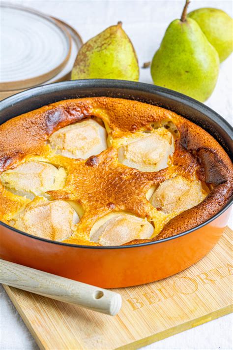 Clafoutis aux poires servi avec une boule de glace à la vanille
