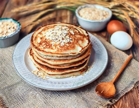 Ingrédients pour des pancakes à la farine de coco disposés joliment sur un plan de travail.