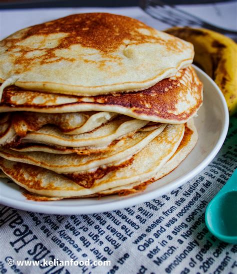 Un gros plan sur la texture moelleuse d'un pancake à la farine de coco.