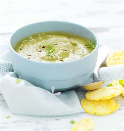 Bol de soupe froide aux épinards