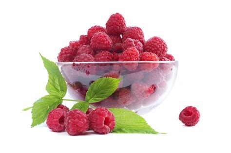 Un bol de framboises fraîches et de feuilles de verveine