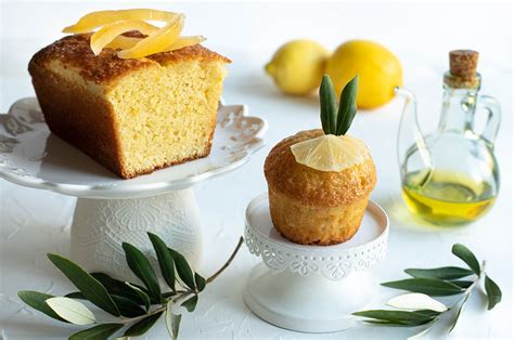 Une tranche de cake au citron et huile d'olive sur une assiette